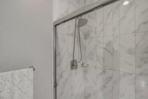 Bath - 20546 Aberdeen Ct, Bend, OR 97702 photo 2 of 3