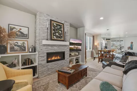 Living - 20546 Aberdeen Ct, Bend, OR 97702 photo 1 of 3