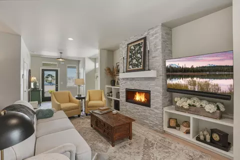 Living - 20546 Aberdeen Ct, Bend, OR 97702 photo 3 of 3