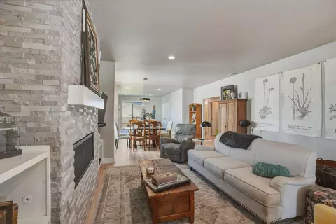 Living - 20546 Aberdeen Ct, Bend, OR 97702 photo 2 of 3