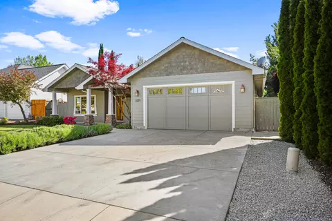 Exterior - 1054 Pumpkin Ridge Dr, Eagle Point, OR 97524 photo 5 of 11