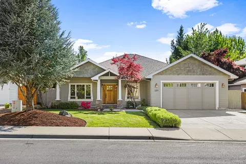 Exterior - 1054 Pumpkin Ridge Dr, Eagle Point, OR 97524 photo 4 of 11