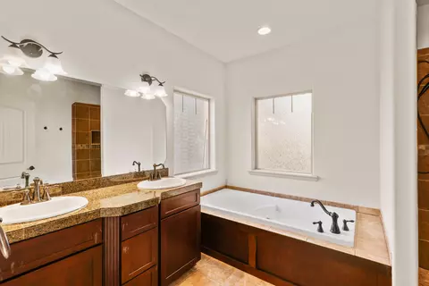 Bath - 1054 Pumpkin Ridge Dr, Eagle Point, OR 97524 photo 2 of 3