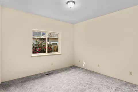 Bedroom - 1054 Pumpkin Ridge Dr, Eagle Point, OR 97524 photo 1 of 6