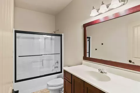 Bath - 1054 Pumpkin Ridge Dr, Eagle Point, OR 97524 photo 1 of 3