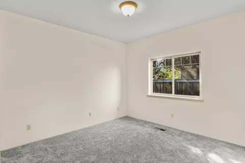 Bedroom - 1054 Pumpkin Ridge Dr, Eagle Point, OR 97524 photo 3 of 6