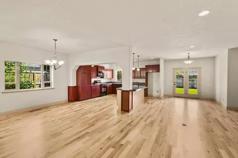 Living - 1054 Pumpkin Ridge Dr, Eagle Point, OR 97524 photo 2 of 4