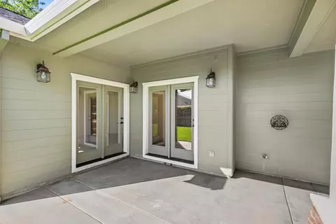 Exterior - 1054 Pumpkin Ridge Dr, Eagle Point, OR 97524 photo 6 of 11