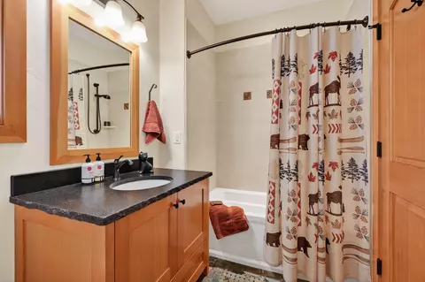 Bath - 3324 NW Shevlin Rdg, Bend, OR 97703 photo 6 of 7