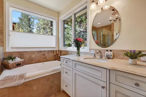 Bath - 3324 NW Shevlin Rdg, Bend, OR 97703 photo 2 of 7