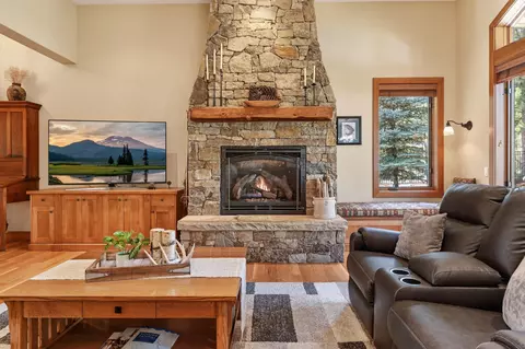 Living - 3324 NW Shevlin Rdg, Bend, OR 97703 photo 2 of 4