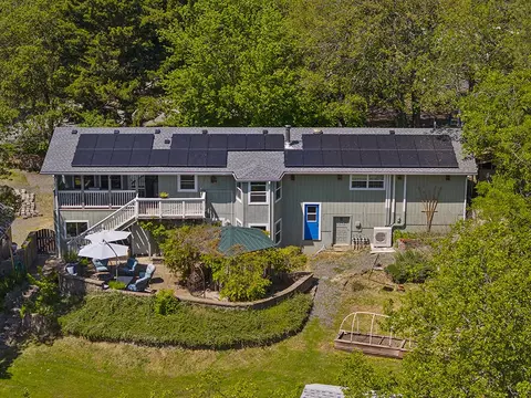 151 Hornet Ln, Grants Pass, OR 97527