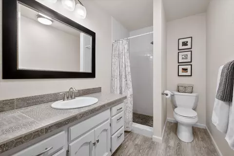 Bath - 2003 NW 4th St, Bend, OR 97703 photo 1 of 2