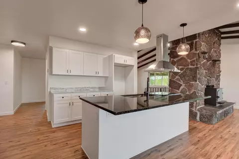 Kitchen - 1015 Palima Dr, Eagle Point, OR 97524 photo 4 of 7