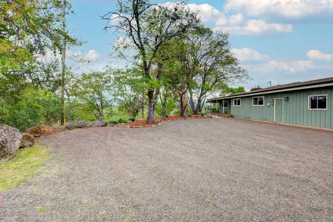 Exterior - 1015 Palima Dr, Eagle Point, OR 97524 photo 19 of 24