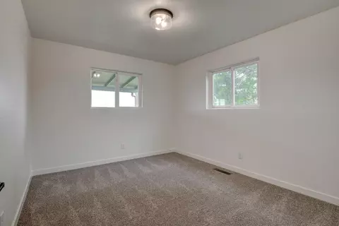 Bedroom - 1015 Palima Dr, Eagle Point, OR 97524 photo 2 of 3