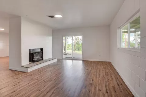 Living - 1015 Palima Dr, Eagle Point, OR 97524 photo 9 of 13