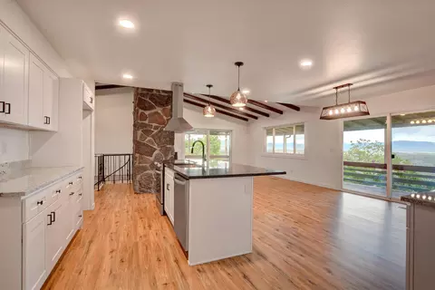 Kitchen - 1015 Palima Dr, Eagle Point, OR 97524 photo 2 of 7