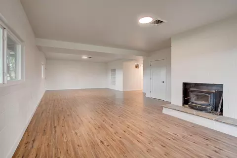 Living - 1015 Palima Dr, Eagle Point, OR 97524 photo 10 of 13