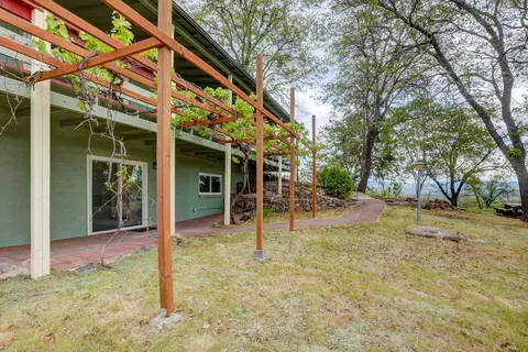 Exterior - 1015 Palima Dr, Eagle Point, OR 97524 photo 13 of 24