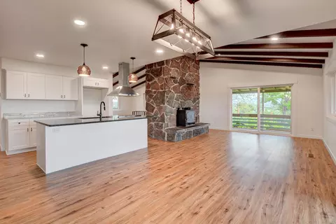 Living - 1015 Palima Dr, Eagle Point, OR 97524 photo 6 of 13