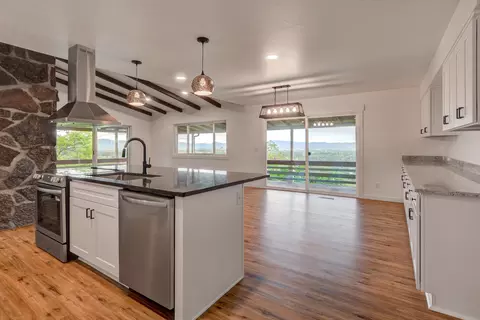 Kitchen - 1015 Palima Dr, Eagle Point, OR 97524 photo 1 of 7