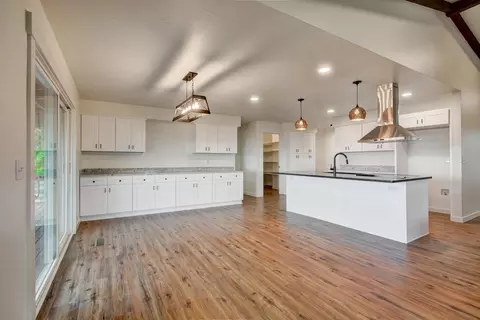 Kitchen - 1015 Palima Dr, Eagle Point, OR 97524 photo 3 of 7