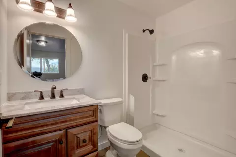 Bath - 1015 Palima Dr, Eagle Point, OR 97524 photo 2 of 3