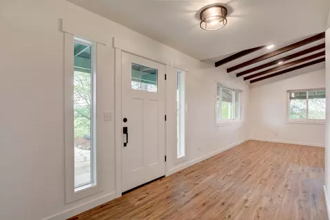 Entry Way - 1015 Palima Dr, Eagle Point, OR 97524 photo 1 of 4