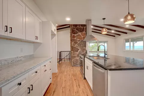 Kitchen - 1015 Palima Dr, Eagle Point, OR 97524 photo 5 of 7