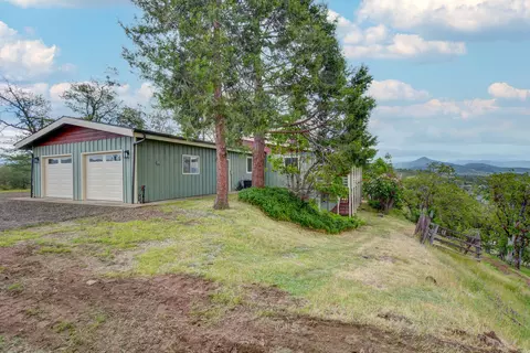 Exterior - 1015 Palima Dr, Eagle Point, OR 97524 photo 1 of 24