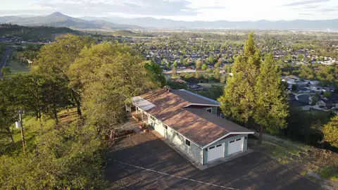 1015 Palima Dr, Eagle Point, OR 97524