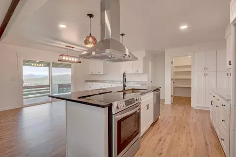 Kitchen - 1015 Palima Dr, Eagle Point, OR 97524 photo 6 of 7