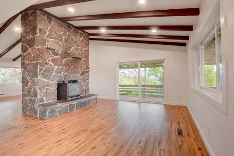 Living - 1015 Palima Dr, Eagle Point, OR 97524 photo 3 of 13