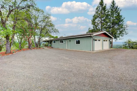 Exterior - 1015 Palima Dr, Eagle Point, OR 97524 photo 20 of 24