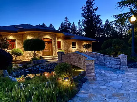 727 Earhart Rd, Rogue River, OR 97537