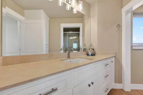 Bath - 66355 Barr Rd, Bend, OR 97703 photo 6 of 9
