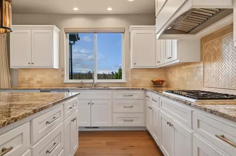 Kitchen - 66355 Barr Rd, Bend, OR 97703 photo 3 of 7