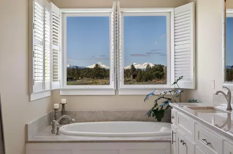 Bath - 66355 Barr Rd, Bend, OR 97703 photo 3 of 9