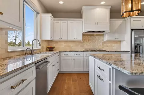 Kitchen - 66355 Barr Rd, Bend, OR 97703 photo 2 of 7