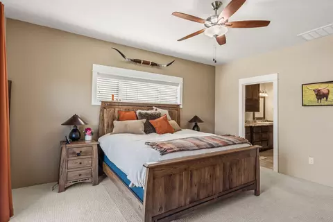 Bedroom - 983 Pumpkin Ridge Dr, Eagle Point, OR 97524 photo 4 of 5