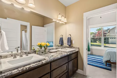 Bath - 983 Pumpkin Ridge Dr, Eagle Point, OR 97524 photo 2 of 3