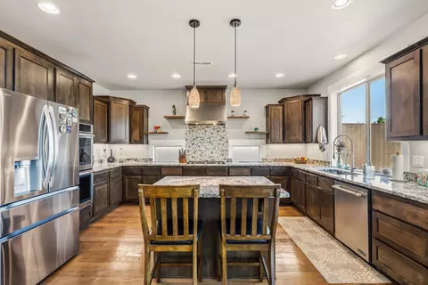 Kitchen - 983 Pumpkin Ridge Dr, Eagle Point, OR 97524 photo 4 of 4