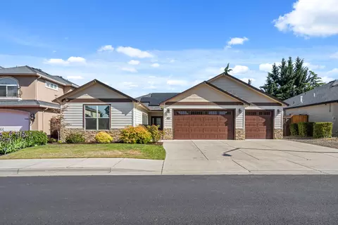 Exterior - 983 Pumpkin Ridge Dr, Eagle Point, OR 97524 photo 18 of 19