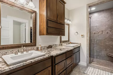 Bath - 983 Pumpkin Ridge Dr, Eagle Point, OR 97524 photo 3 of 3