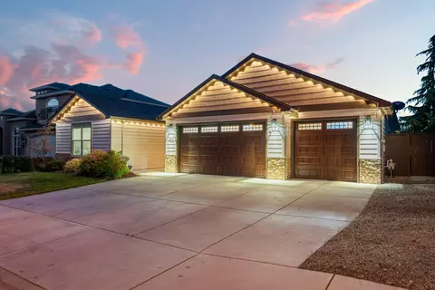 Exterior - 983 Pumpkin Ridge Dr, Eagle Point, OR 97524 photo 17 of 19