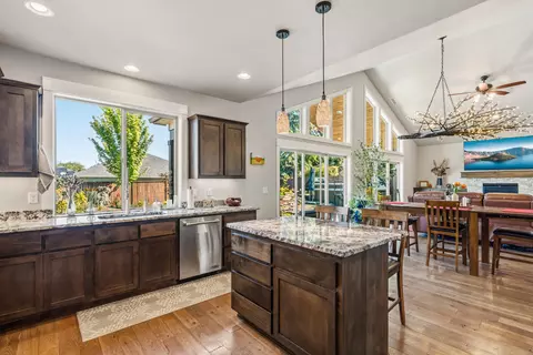 Kitchen - 983 Pumpkin Ridge Dr, Eagle Point, OR 97524 photo 1 of 4
