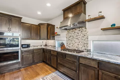 Kitchen - 983 Pumpkin Ridge Dr, Eagle Point, OR 97524 photo 3 of 4
