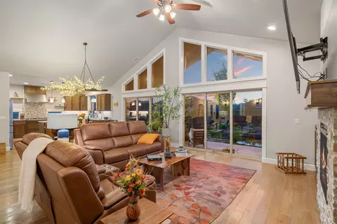 Living - 983 Pumpkin Ridge Dr, Eagle Point, OR 97524 photo 2 of 2