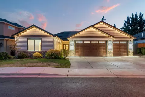 983 Pumpkin Ridge Dr, Eagle Point, OR 97524